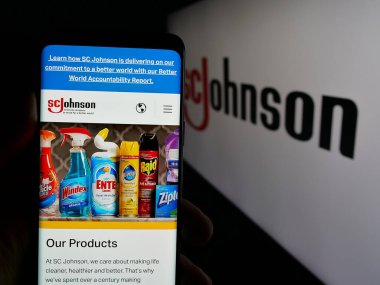 Stuttgart, Almanya - 04-24-2025: ABD 'li kimya şirketi S. C. Johnson Son Inc.' in web sayfası ile cep telefonu tutan kişi logonun önünde ekranda. Telefon ekranının merkezine odaklan.