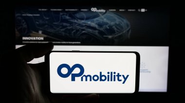 Stuttgart, Almanya - 04-24-2025: Franch otomotiv şirketi OPmobility SE 'nin logosunun bulunduğu cep telefonu web sayfası önünde ekranda. Telefon ekranına odaklan.