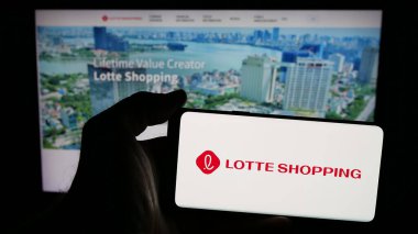 Stuttgart, Almanya - 04-24-2025: Perakende satış şirketi Lotte Shopping Co. Ltd. nin logosunu taşıyan cep telefonu web sayfasının önünde. Telefon ekranına odaklan.
