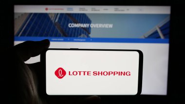 Stuttgart, Almanya - 04-24-2025: Perakende şirketi Lotte Shopping Co. Ltd. 'nin logosunu taşıyan cep telefonu web sayfasının önünde. Telefon ekranına odaklan.