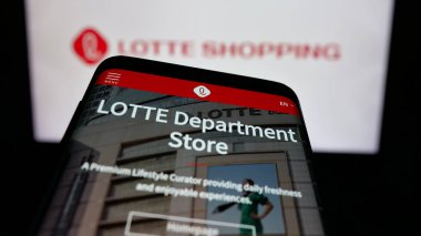 Stuttgart, Almanya - 04-24-2025: Logonun önünde perakende şirketi Lotte Shopping Co. Ltd. nin web sayfası bulunan cep telefonu. Telefon ekranının sol üst kısmına odaklan.
