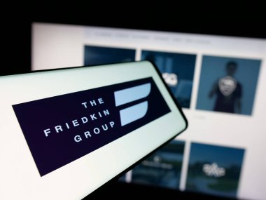 Stuttgart, Almanya - 04-24-2025: ABD 'li şirket The Friedkin Group' un logolu akıllı telefon web sitesinin önünde ekranda. Telefon ekranının merkez soluna odaklan.
