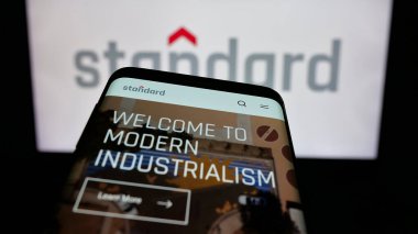 Stuttgart, Almanya - 04-24-2025: ABD 'li Standard Industries Inc. şirketinin web sayfası logo önünde ekranda. Telefon ekranının sol üst kısmına odaklan.