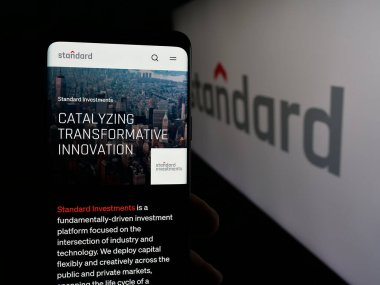 Stuttgart, Almanya - 04-24-2025: ABD 'li Standard Industries Inc. şirketinin web sayfası olan cep telefonu logosu önünde ekranda. Telefon ekranının merkezine odaklan.