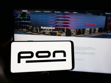 Stuttgart, Almanya - 04-24-2025: Hollandalı taşınabilirlik şirketi Pon Holding B.V. 'nin logosunu elinde tutan kişi web sitesinin önünde ekranda. Telefon ekranına odaklan.