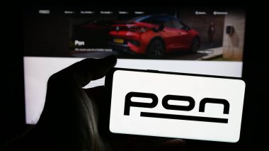 Stuttgart, Almanya - 04-24-2025: Hollandalı taşınabilirlik şirketi Pon Holding B.V. 'nin logosunun bulunduğu cep telefonu web sayfası önünde ekranda. Telefon ekranına odaklan.