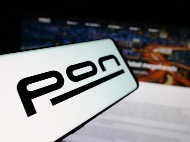 Stuttgart, Almanya - 04-24-2025: Hollandalı taşınabilirlik şirketi Pon Holding B.V. 'nin logosuna sahip akıllı telefon web sitesinin önünde ekranda. Telefon ekranının soluna odaklan.