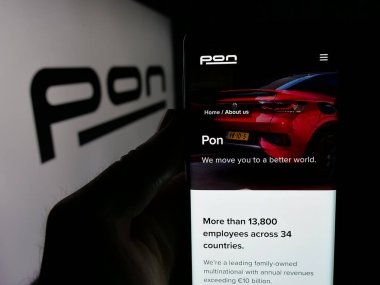 Stuttgart, Almanya - 04-24-2025: Hollandalı taşınabilirlik şirketi Pon Holding B.V. 'nin web sitesi olan akıllı telefon sahibi kişi logonun önünde ekranda. Telefon ekranının merkezine odaklan.