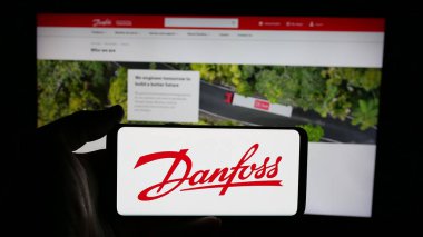 Stuttgart, Almanya - 04-24-2025: Danfoss AS adlı Danimarkalı HVAC şirketinin logosunun bulunduğu cep telefonu web sayfası önünde ekranda. Telefon ekranına odaklan.