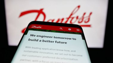 Stuttgart, Almanya - 04-24-2025: Danfoss AS adlı Danimarkalı HVAC şirketinin web sayfası logonun önünde ekranda. Telefon ekranının sol üst kısmına odaklan.