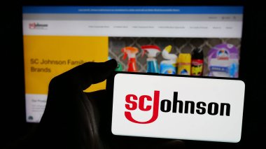 Stuttgart, Almanya - 04-24-2025: ABD 'li kimya şirketi S. C. Johnson Son Inc.' in logosunun bulunduğu cep telefonu web sayfası önünde ekranda. Telefon ekranına odaklan.