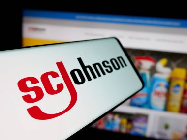 Stuttgart, Almanya - 04-24-2025: Web sitesi önünde ekranda ABD 'li kimya şirketi S. C. Johnson Son Inc.' in logosuna sahip akıllı telefon. Telefon ekranının merkez soluna odaklan.