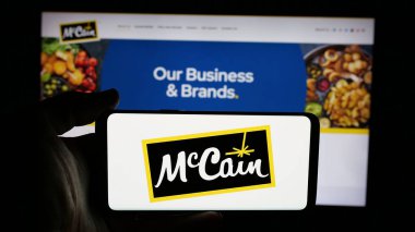 Stuttgart, Almanya - 04-24-2025: Kanadalı gıda şirketi McCain Foods Limited 'in logosunun bulunduğu cep telefonu web sayfası önünde ekranda. Telefon ekranına odaklan.