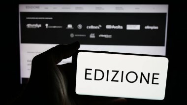 Stuttgart, Almanya - 04-24-2025: İtalyan yatırım şirketi Edizione S.p.A. 'nın logosunun bulunduğu cep telefonu web sayfasının önünde. Telefon ekranına odaklan.
