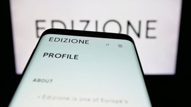 Stuttgart, Almanya - 04-24-2025: İtalyan yatırım şirketi Edizione S.P.A. 'nın web sayfası logo önünde ekranda. Telefon ekranının sol üst kısmına odaklan.