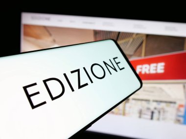 Stuttgart, Almanya - 04-24-2025: İtalyan yatırım şirketi Edizione S.p.A. 'nın logosuna sahip akıllı telefon web sitesinin önünde ekranda. Telefon ekranının merkezine odaklan.