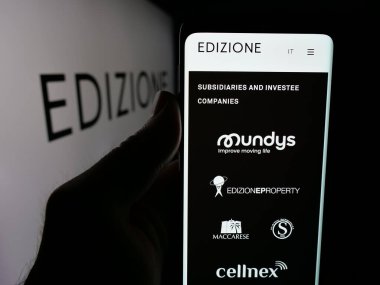 Stuttgart, Almanya - 04-24-2025: İtalyan yatırım şirketi Edizione S.P.A. 'nın web sayfası olan cep telefonu logonun önünde ekranda. Telefon ekranının merkezine odaklan.