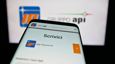 Stuttgart, Almanya - 04-24-2025: Logo önündeki ekranda Italiana Petroli S.p.A. (Gruppo API) şirketinin web sayfası bulunan cep telefonu. Telefon ekranının sol üst kısmına odaklan.