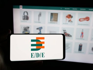 Stuttgart, Almanya - 04-24-2025: Einkaufsbuero Deutscher Deutscher Eisenaehndler (EDE) logosuna sahip kişi web sitesinin önünde ekranda. Telefon ekranına odaklan.