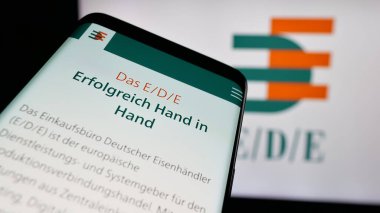 Stuttgart, Almanya - 04-24-2025: Einkaufsburo Deutscher Eisenhandling 'in (EDE) web sayfası logo önünde ekranda. Telefon ekranının sol üst kısmına odaklan.