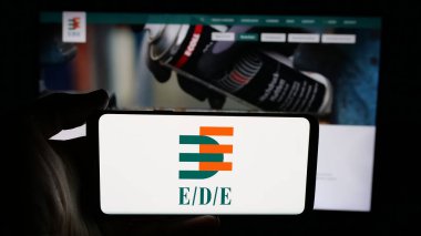 Stuttgart, Almanya - 04-24-2025: Einkaufsbuero Deutscher Eisenhaendler (EDE) logosunun bulunduğu cep telefonu web sayfası önünde. Telefon ekranına odaklan.