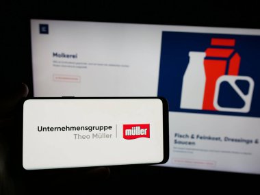 Stuttgart, Almanya - 04-24-2025: Süt ürünleri şirketi Unternehmensgruppe Theo Muller 'in logosunun bulunduğu akıllı telefon web sitesi önünde ekranda. Telefon ekranına odaklan.