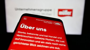 Stuttgart, Almanya - 04-24-2025: Süt ürünleri şirketi Unternehmensgruppe Theo Muller 'in web sayfası logo önünde ekranda. Telefon ekranının sol üst kısmına odaklan.