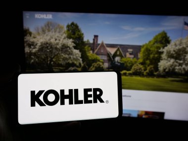 Stuttgart, Almanya - 04-24-2025: ABD 'li imalat şirketi Kohler Co.' nun logosunu taşıyan kişi web sitesinin önünde ekranda. Telefon ekranına odaklan.