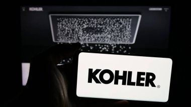 Stuttgart, Almanya - 04-24-2025: ABD 'li imalat şirketi Kohler Co.' nun logosunun bulunduğu cep telefonu web sayfası önünde ekranda. Telefon ekranına odaklan.