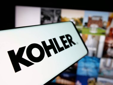 Stuttgart, Almanya - 04-24-2025: ABD 'li imalat şirketi Kohler Co.' nun logosuna sahip akıllı telefon web sitesinin önünde ekranda. Telefon ekranının soluna odaklan.