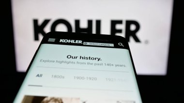 Stuttgart, Almanya - 04-24-2025: ABD 'li imalat şirketi Kohler Co.' nun web sayfası logonun önünde ekranda. Telefon ekranının sol üst kısmına odaklan.