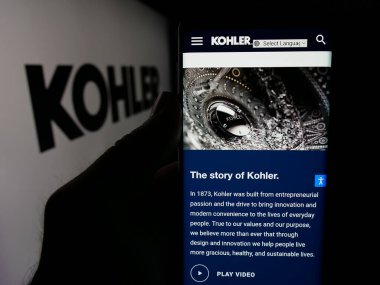 Stuttgart, Almanya - 04-24-2025: ABD 'li imalat şirketi Kohler Co.' nun web sitesi ile akıllı telefon sahibi kişi logonun önünde ekranda. Telefon ekranının merkezine odaklan.