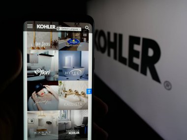 Stuttgart, Almanya - 04-24-2025: ABD 'li imalat şirketi Kohler Co.' nun web sayfası olan cep telefonu logonun önünde ekranda. Telefon ekranının merkezine odaklan.