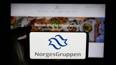 Stuttgart, Almanya - 04-24-2025: Norveçli toptan satış şirketi NorgesGruppen ASA 'nın logosunun bulunduğu cep telefonu web sayfası önünde ekranda. Telefon ekranına odaklan.