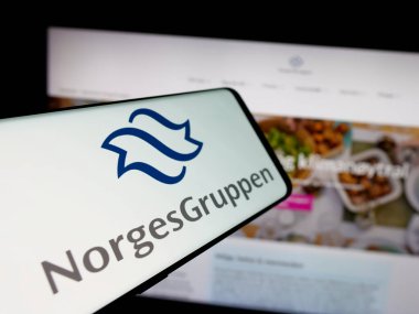Stuttgart, Almanya - 04-24-2025: Norveç toptan satış şirketi NorgesGruppen ASA 'nın logosuna sahip akıllı telefon web sitesi önünde ekranda. Telefon ekranının merkezine odaklan.