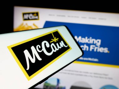 Stuttgart, Almanya - 04-24-2025: Kanadalı gıda şirketi McCain Foods Limited 'in logosuna sahip akıllı telefon web sitesinin önünde ekranda. Telefon ekranının merkez soluna odaklan.