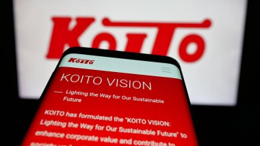 Stuttgart, Almanya - 04-25-2025: Japon şirketi Koito Manufacturing Co. Ltd. nin web sayfası ile birlikte cep telefonu logonun önünde ekranda. Telefon ekranının sol üst kısmına odaklan.