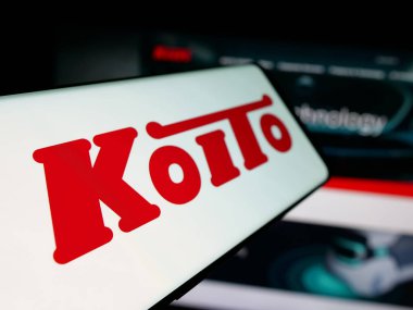 Stuttgart, Almanya - 04-25-2025: Japon şirketi Koito Manufacturing Co. Ltd. nin logosuna sahip akıllı telefon web sitesinin önünde ekranda. Telefon ekranının soluna odaklan.