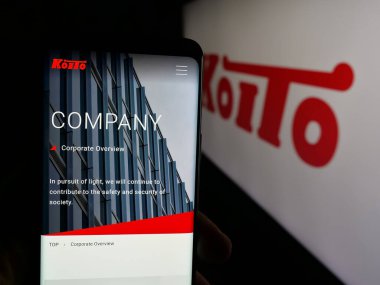 Stuttgart, Almanya - 04-25-2025: Japon şirketi Koito Manufacturing Co. Ltd. nin internet sayfası olan cep telefonu logonun önünde ekranda. Telefon ekranının merkezine odaklan.
