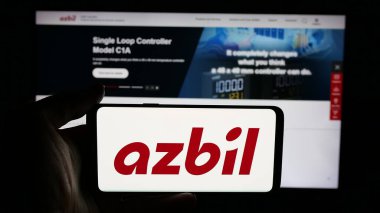 Stuttgart, Almanya - 04-25-2025: Japon otomasyon şirketi Azbil Corporation 'ın logosunun bulunduğu cep telefonu web sayfası önünde ekranda. Telefon ekranına odaklan.