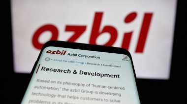 Stuttgart, Almanya - 04-25-2025: Japon otomasyon şirketi Azbil Corporation 'ın web sayfalı cep telefonu logonun önünde ekranda. Telefon ekranının sol üst kısmına odaklan.