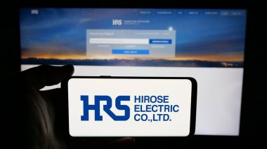 Stuttgart, Almanya - 04-25-2025: Elektronik şirketi Hirose Electric Co. Ltd. 'nin logosunun bulunduğu cep telefonu web sayfası önünde ekranda. Telefon ekranına odaklan.