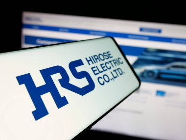 Stuttgart, Almanya - 04-25-2025: İnternet sitesinin önündeki ekranda elektronik şirketi Hirose Electric Co. Ltd. nin logosuna sahip akıllı telefon. Telefon ekranının merkez soluna odaklan.