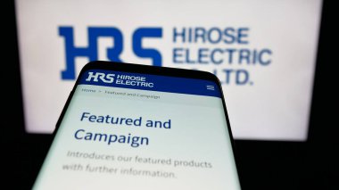 Stuttgart, Almanya - 04-25-2025: Elektronik şirketi Hirose Electric Co. Ltd. nin internet sayfası ile cep telefonu logonun önünde ekranda. Telefon ekranının sol üst kısmına odaklan.