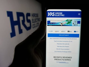 Stuttgart, Almanya - 04-25-2025: Elektronik şirketi Hirose Electric Co. Ltd. nin internet sayfası olan cep telefonu logonun önünde ekranda. Telefon ekranının merkezine odaklan.