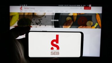 Stuttgart, Almanya - 04-25-2025: Fransız cihaz şirketi SEB S.A. 'nın logosunun bulunduğu cep telefonu web sayfası önünde ekranda. Telefon ekranına odaklan.