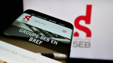 Stuttgart, Almanya - 04-25-2025: Fransız cihaz şirketi SEB S.A. 'nın web sayfalı cep telefonu logonun önünde ekranda. Telefon ekranının sol üst kısmına odaklan.