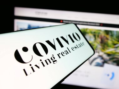 Stuttgart, Almanya - 04-25-2025: Fransız emlak şirketi Covivio S.A. 'nın logolu akıllı telefon web sitesinin önünde ekranda. Telefon ekranının merkez soluna odaklan.