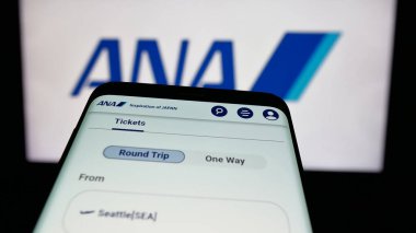 Stuttgart, Almanya - 04-25-2025: Logonun önündeki ekranda All Nippon Airways Co. Ltd. (ANA) şirketinin web sayfası bulunan cep telefonu. Telefon ekranının sol üst kısmına odaklan.