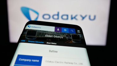 Stuttgart, Almanya - 04-25-2025: Logo önünde ekranda Odakyu Electric Railway Company Ltd. şirketinin web sayfası bulunan cep telefonu. Telefon ekranının sol üst kısmına odaklan.